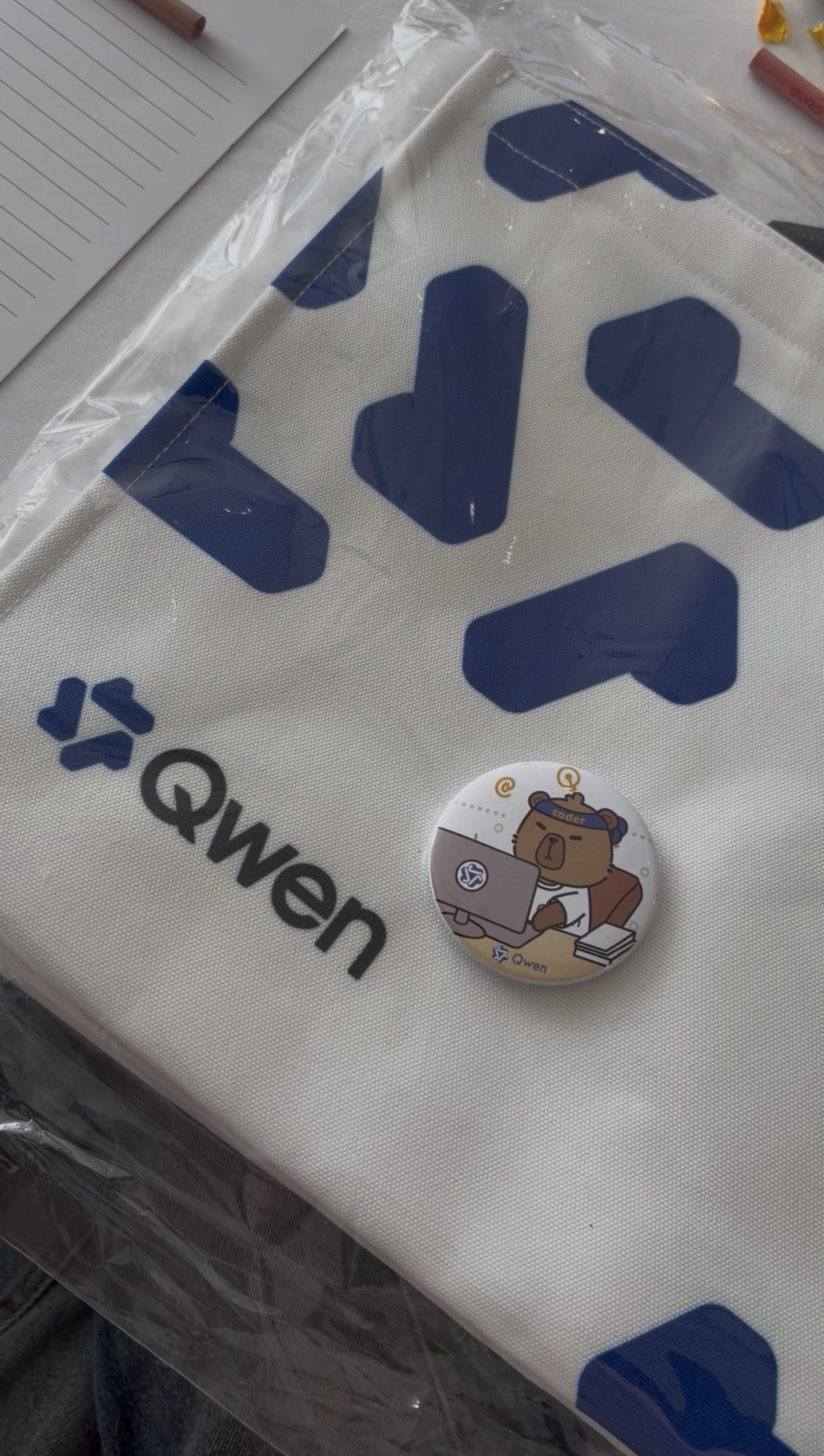 กระเป๋าผ้าลาย Qwen พร้อมเข็มกลัดหมี coder